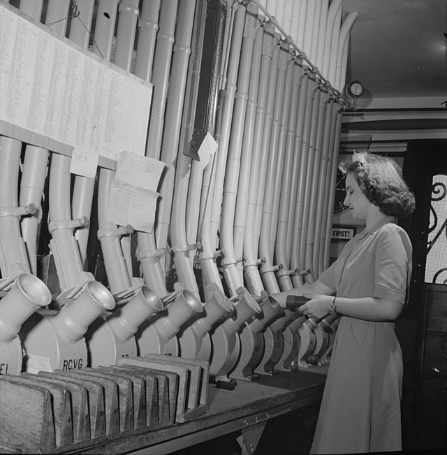 640px-Washington,_D.C._Miss_Helen_Ringwald_works_with_the_pneumatic_tubes.jpg