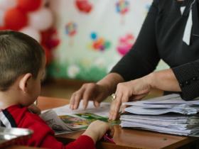 Бала асырап алу құпиясын ашуға болмайды - Үкімет шетелге кеткен балаларға қатысты зерттеу жүргізеді